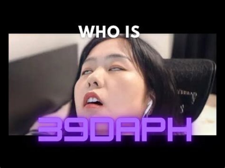 Who is 39daph Dating Now