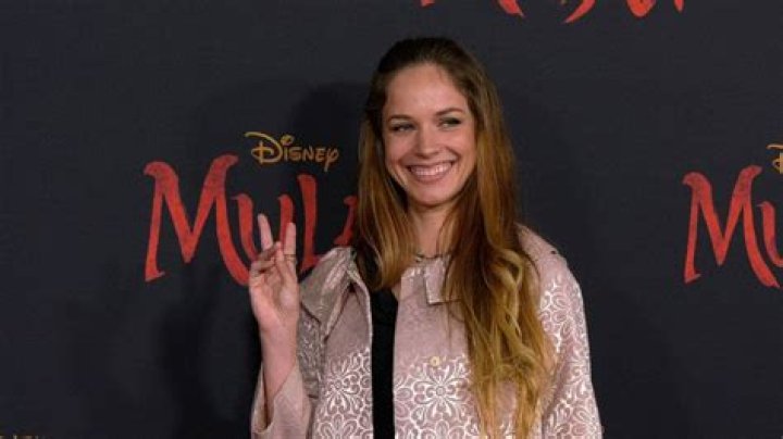 Who is Alexis Knapp Dating Now