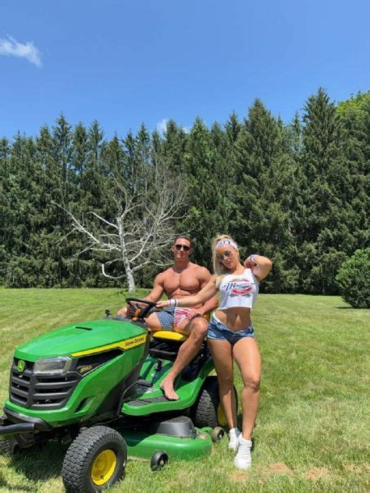 Who is Amanda Saccomanno Dating Now?