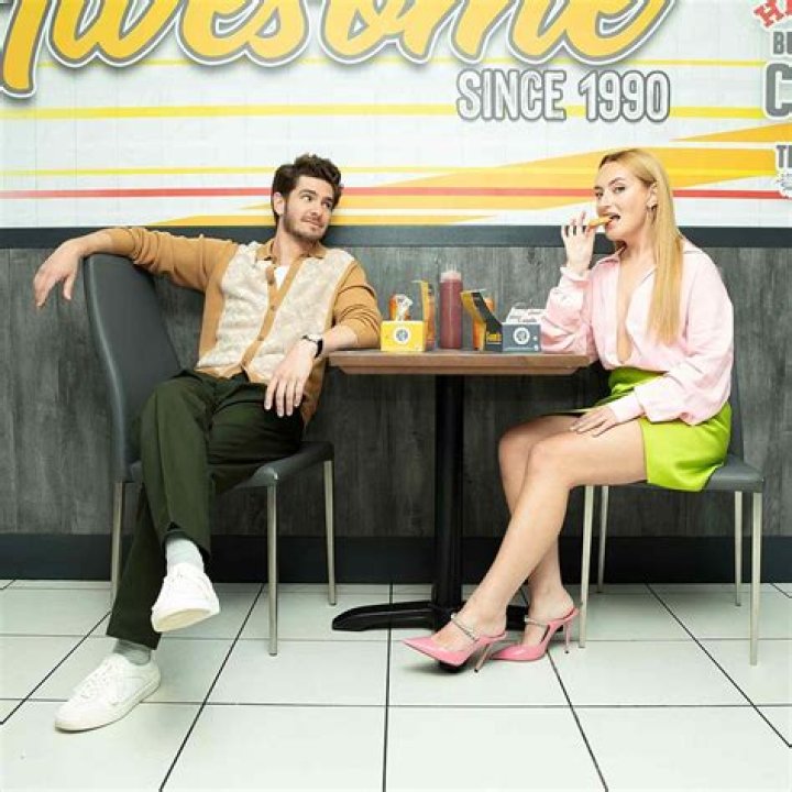 Who is Amelia Jones Dating Now