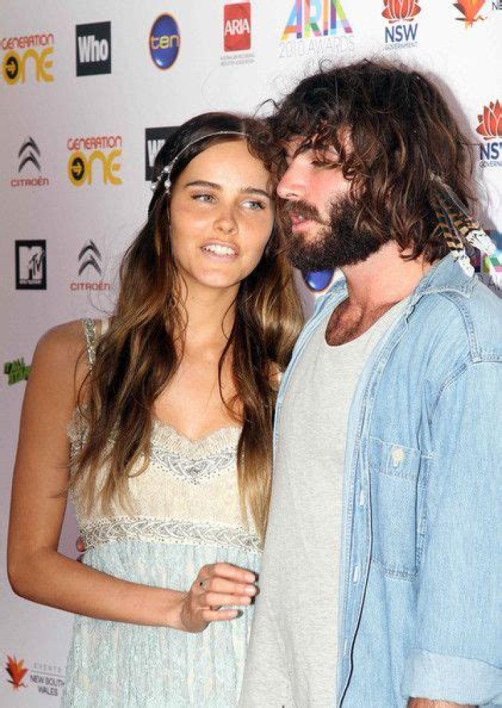 Who is Angus Stone Dating Now