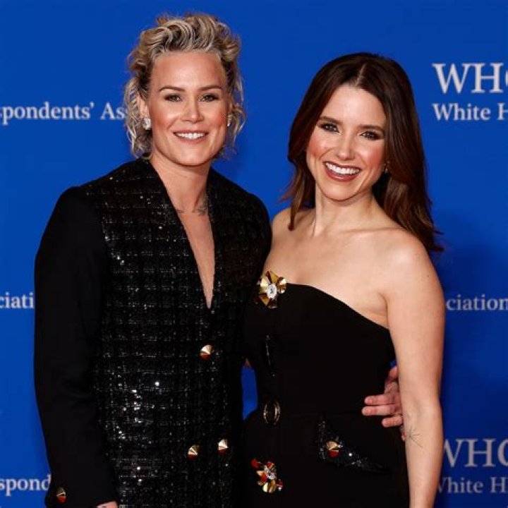 Who is Ashlan Grey Dating Now?