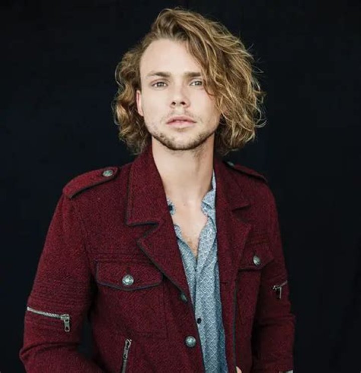 Who is Ashton Irwin Dating Now