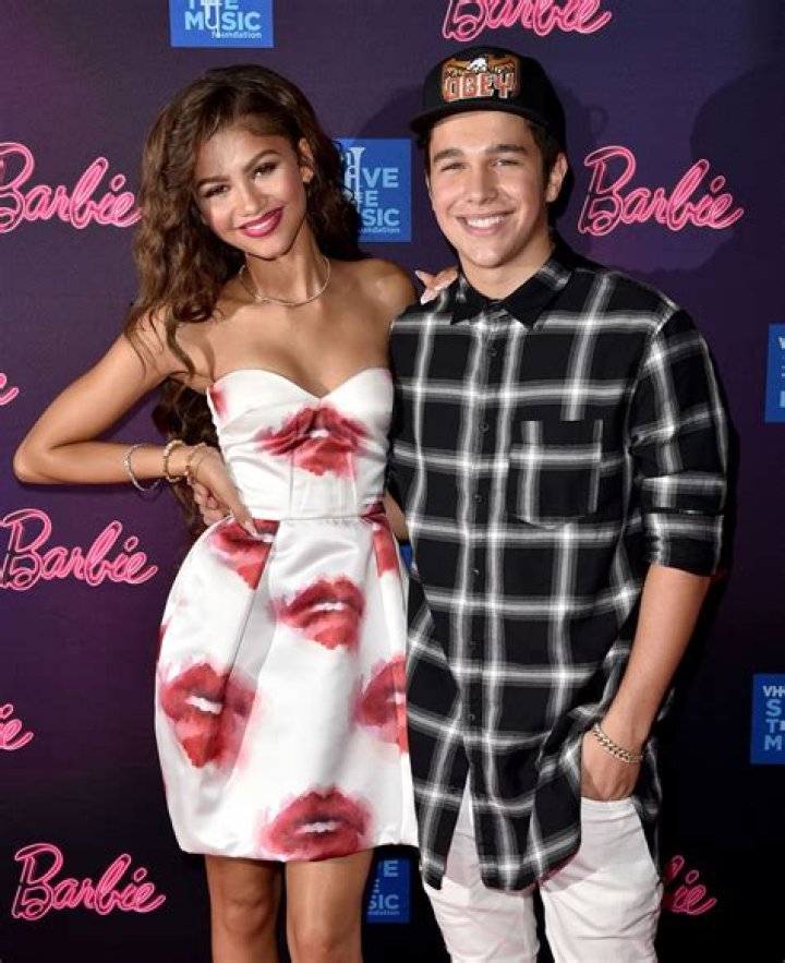 Who is Austin Mahone Dating Now