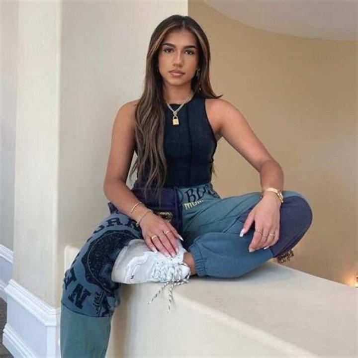 Who is Azra Mian Dating Now