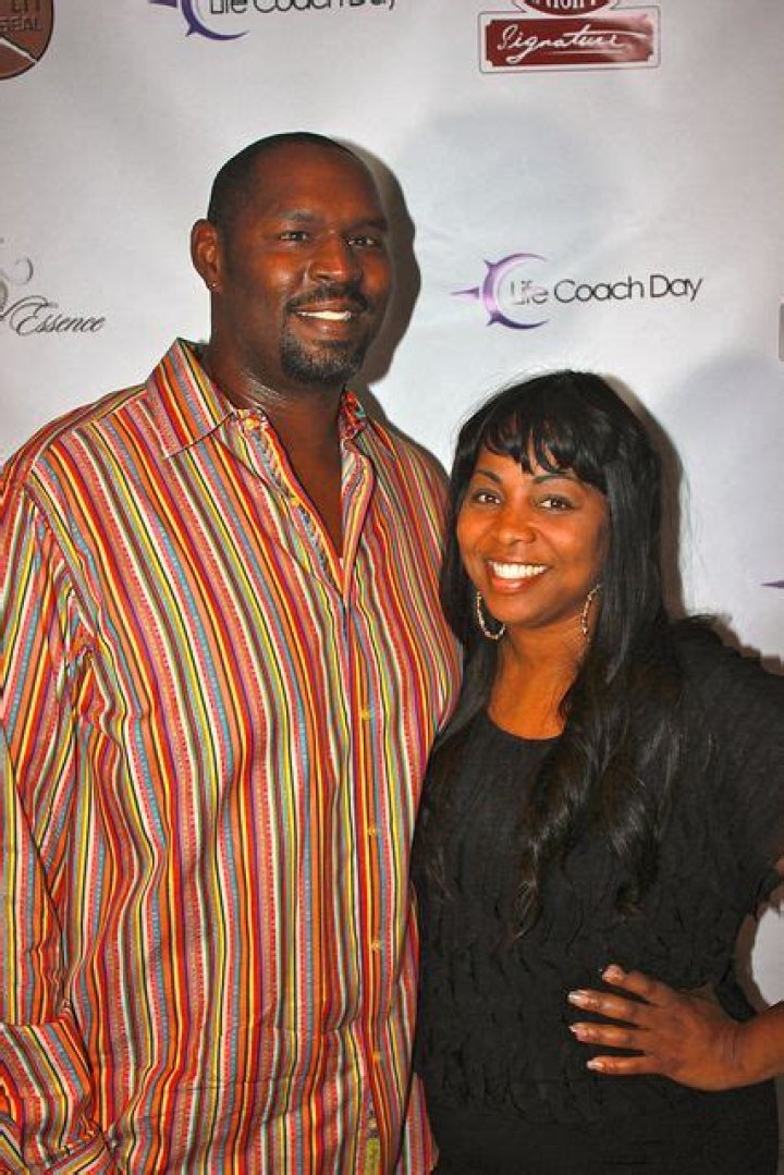 Who is Bob Whitfield Dating Now