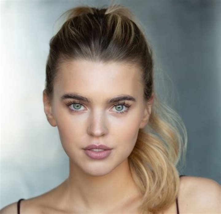 Who is Carla Woodcock Dating Now?