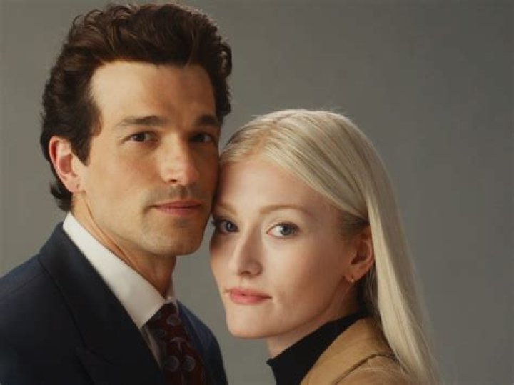 Who is Carolyn Hennesy Dating Now