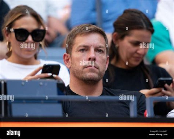 Who is David Lee Dating Now?