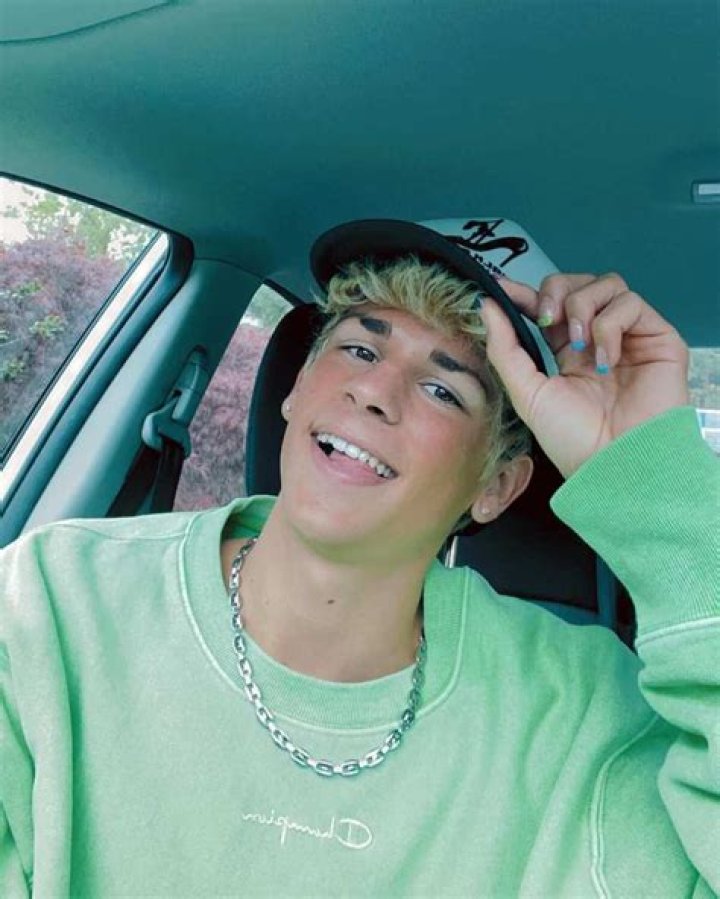 Who is Derkslurp Dating Now?