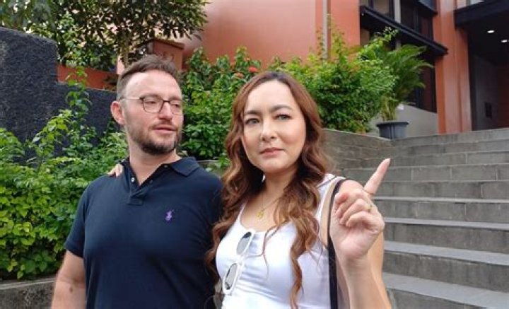 Who is Dewi Rezer Dating Now?