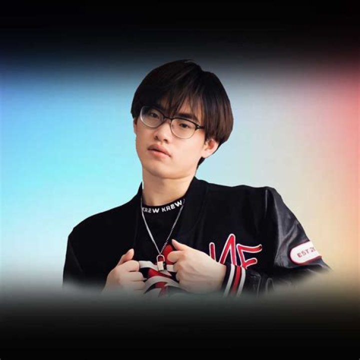 Who is Draconitedragon Dating Now?