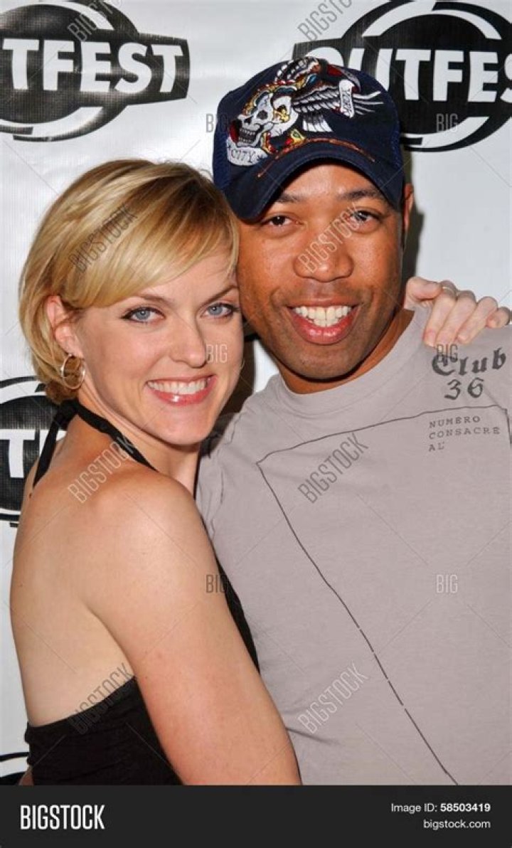 Who is Elaine Hendrix Dating Now