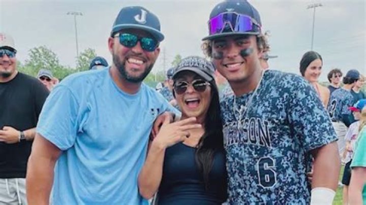 Who is Elvy Yost Dating Now?