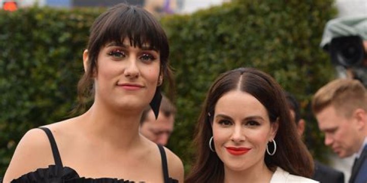 Who is Emily Hampshire Dating Now