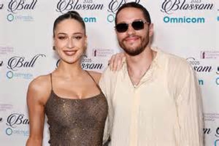 Who is Emma Hewitt Dating Now