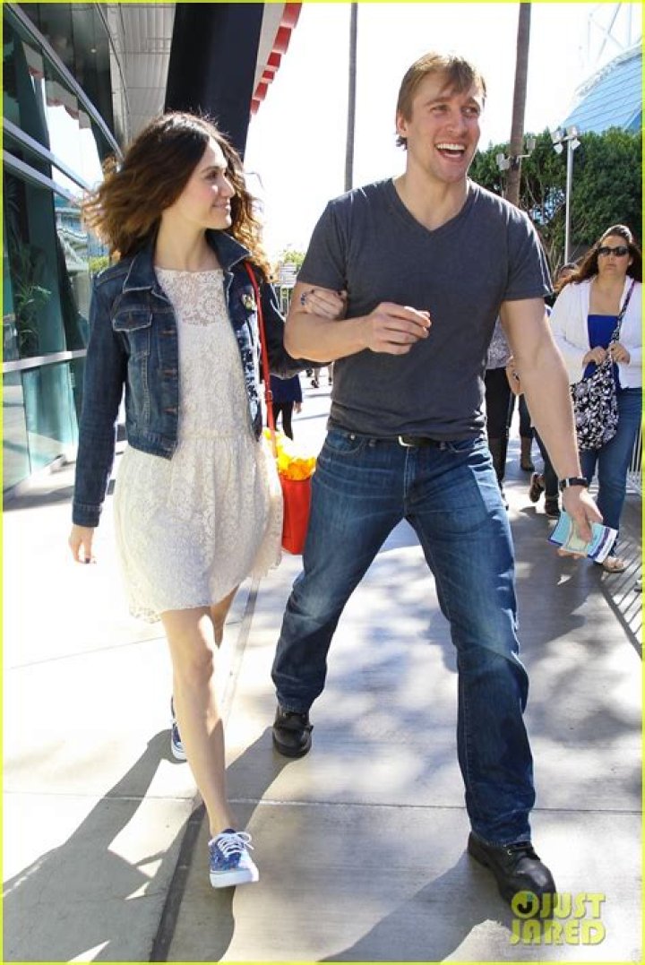 Who is Emmy Rossum Dating Now?