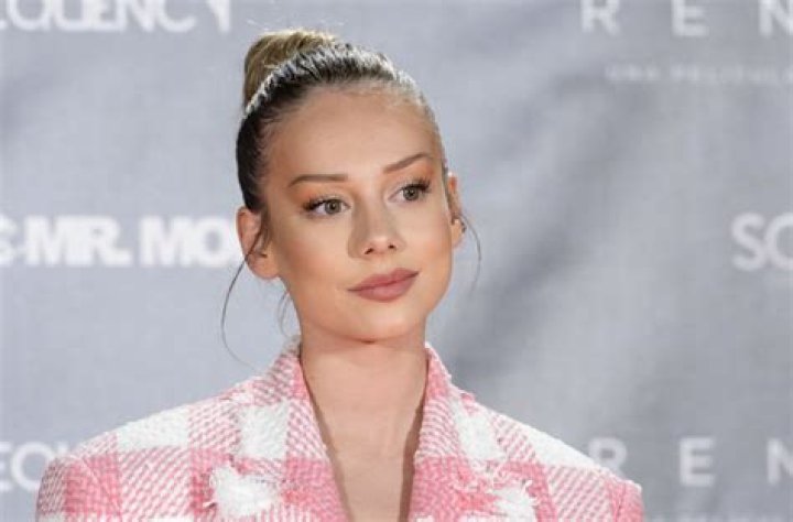 Who is Ester Expósito Dating Now?