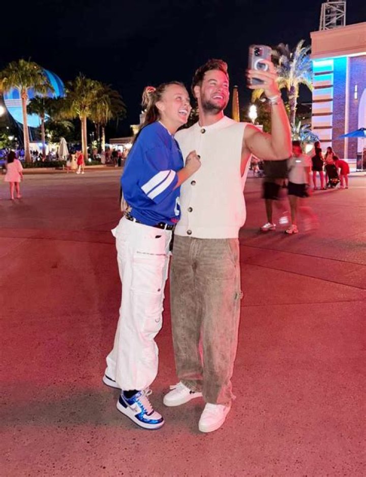 Who is Franciele Medeiros Dating Now