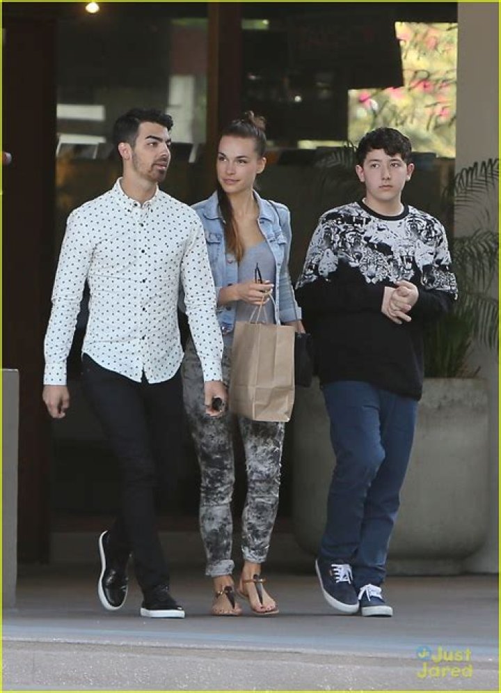 Who is Frankie Jonas Dating Now?