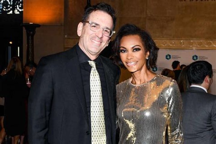 Who is Harris Faulkner Dating Now?