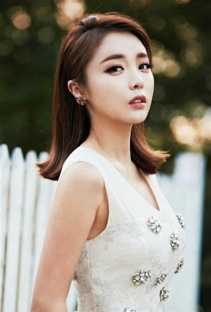 Who is Hong Jin-young Dating Now