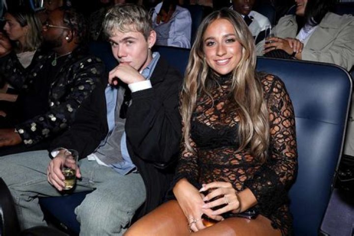 Who is JamiyJamie Dating Now?