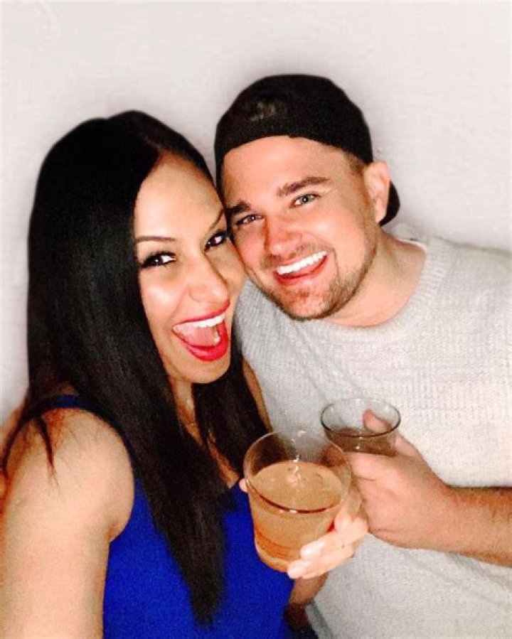 Who is Jo De La Rosa Dating Now?