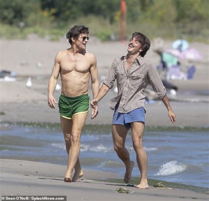 Who is Jonathan Freeman Dating Now?