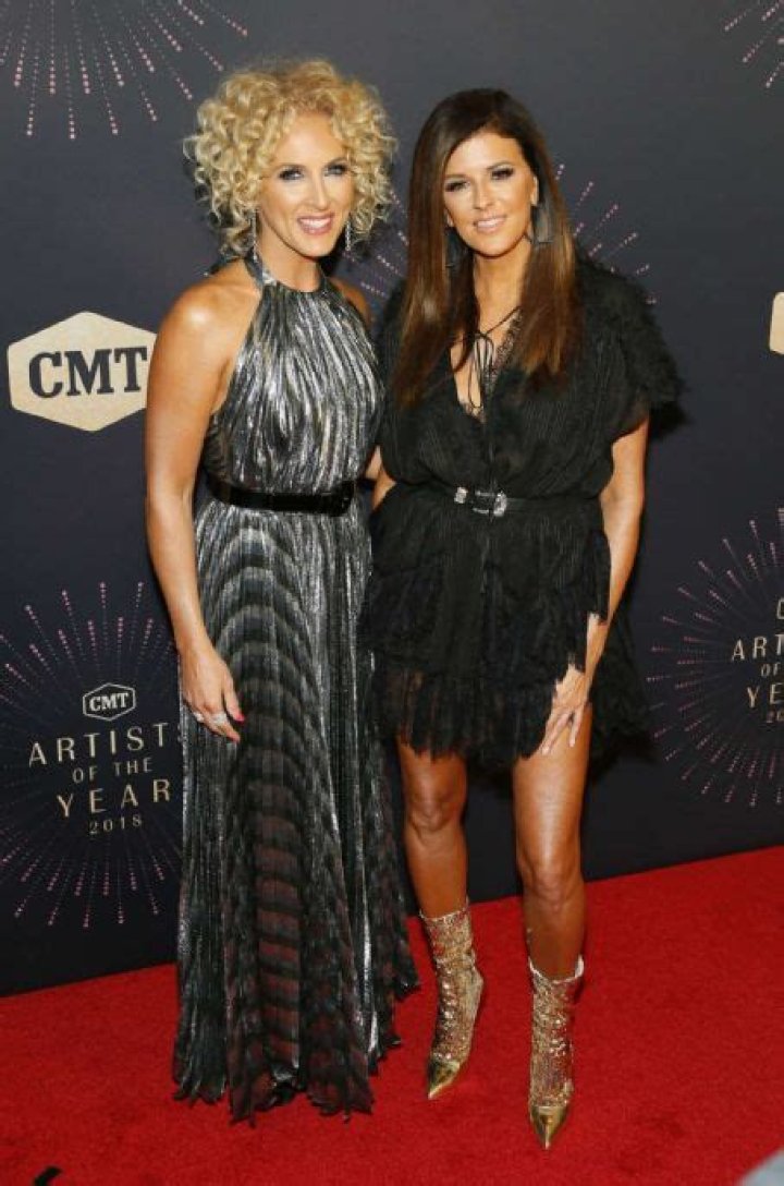 Who is Kimberly Schlapman Dating Now?