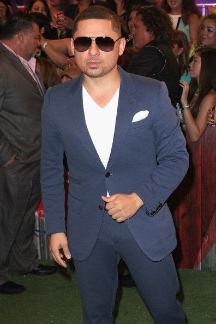 Who is Larry Hernandez Dating Now