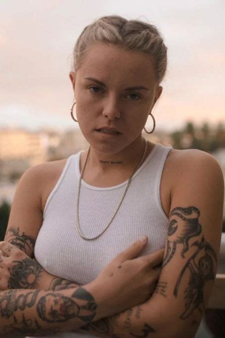 Who is Lauren Sanderson Dating Now