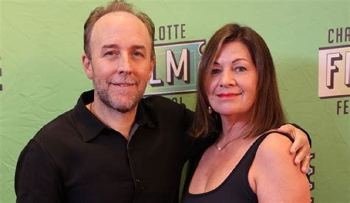 Who is Leigh Ellexson Dating Now