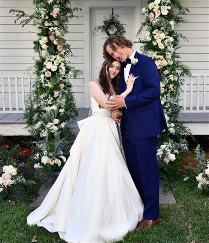 Who is Lily Robertson Dating Now