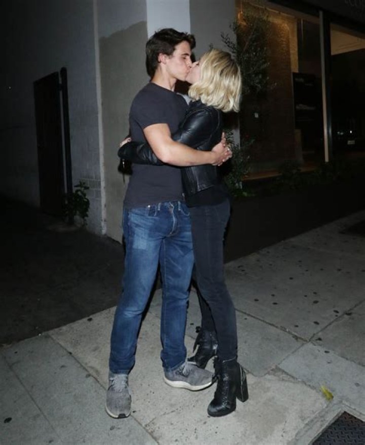 Who is Lizze Broadway Dating Now