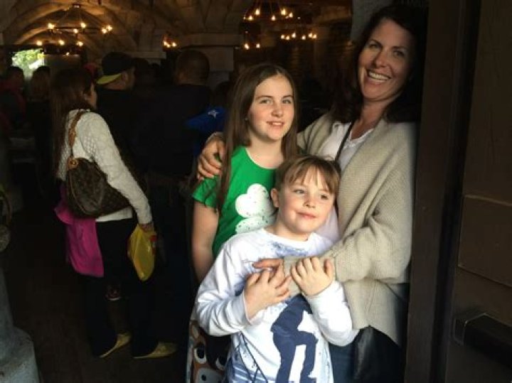 Who is Lochlyn Munro Dating Now?