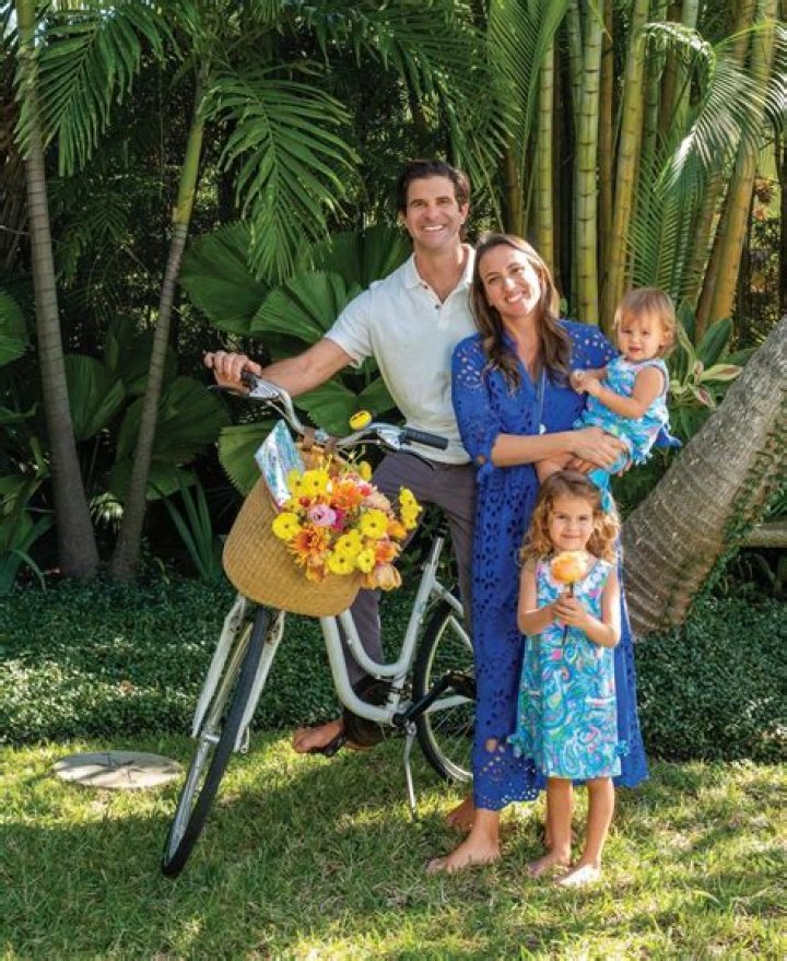 Who is María Elena Dávila Dating Now?