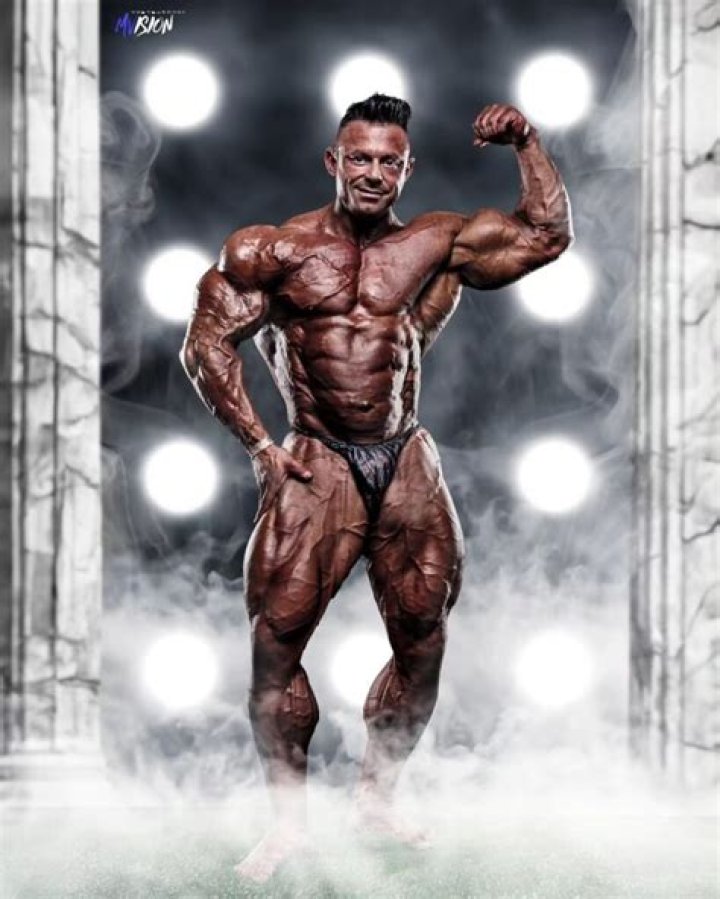 Who is Mattia Vecchi Dating Now?