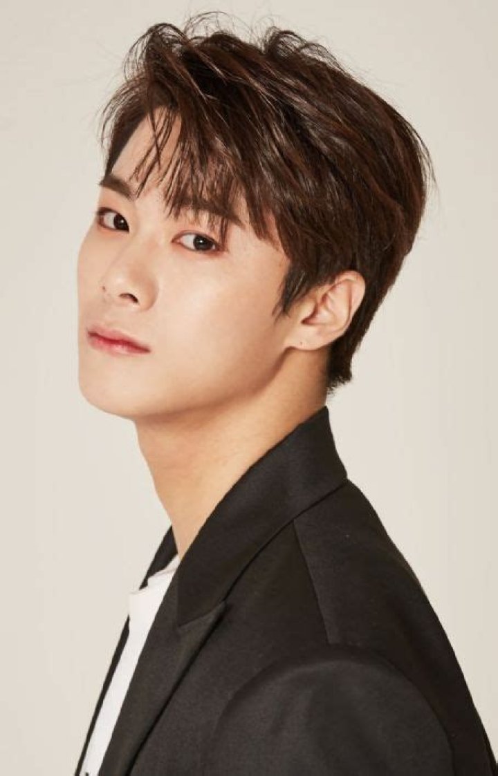 Who is Moon Bin Dating Now