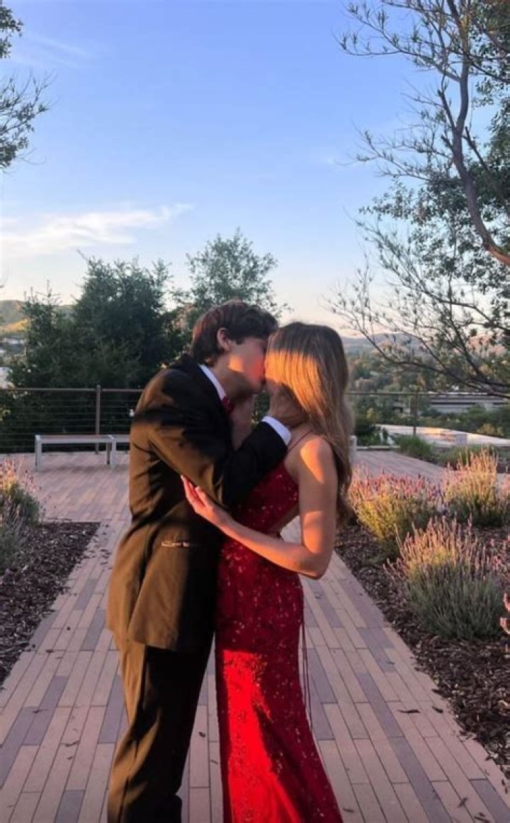 Who is Neele Bronst Dating Now?