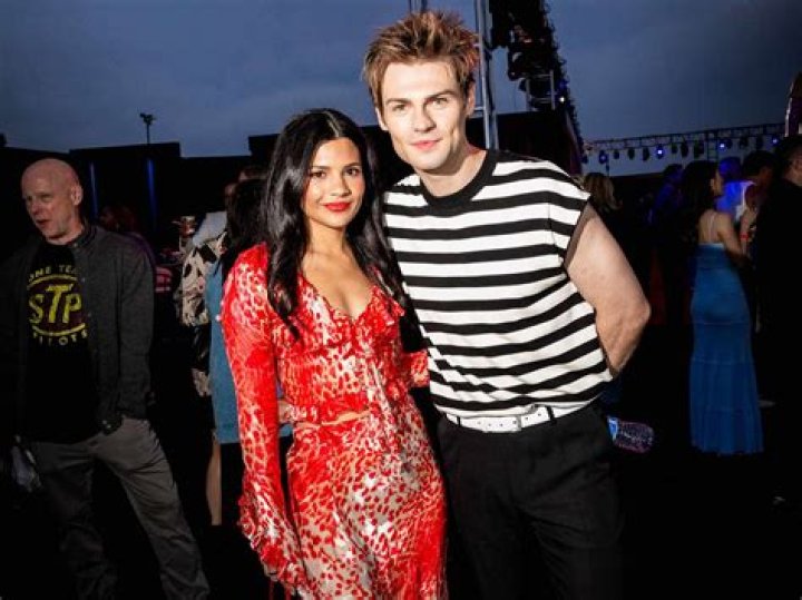 Who is Noah Fleder Dating Now