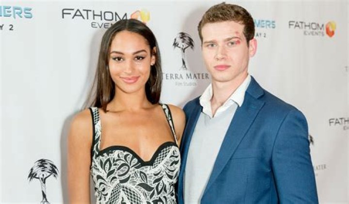 Who is Oliver Stark Dating Now