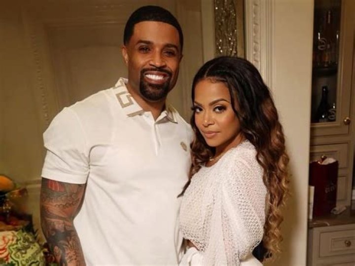 Who is Robert Lavelle Huggar Dating Now?