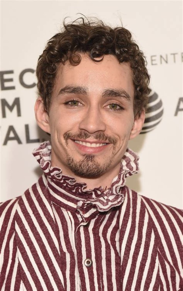 Who is Robert Sheehan Dating Now