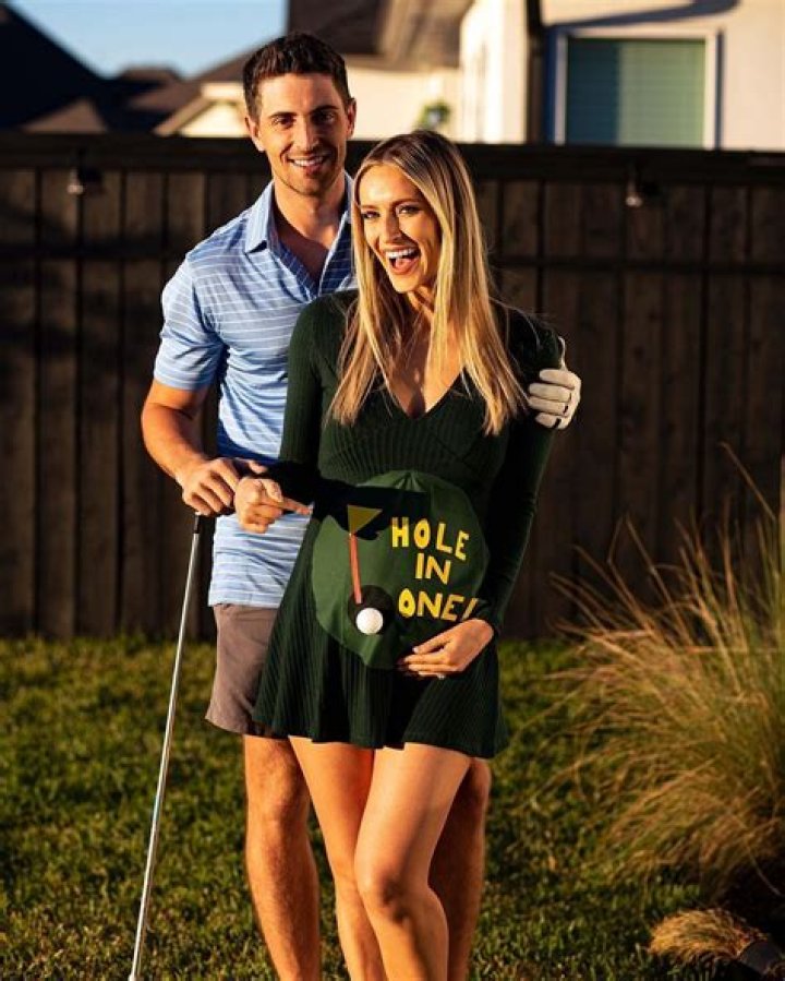 Who is Sarati Dating Now