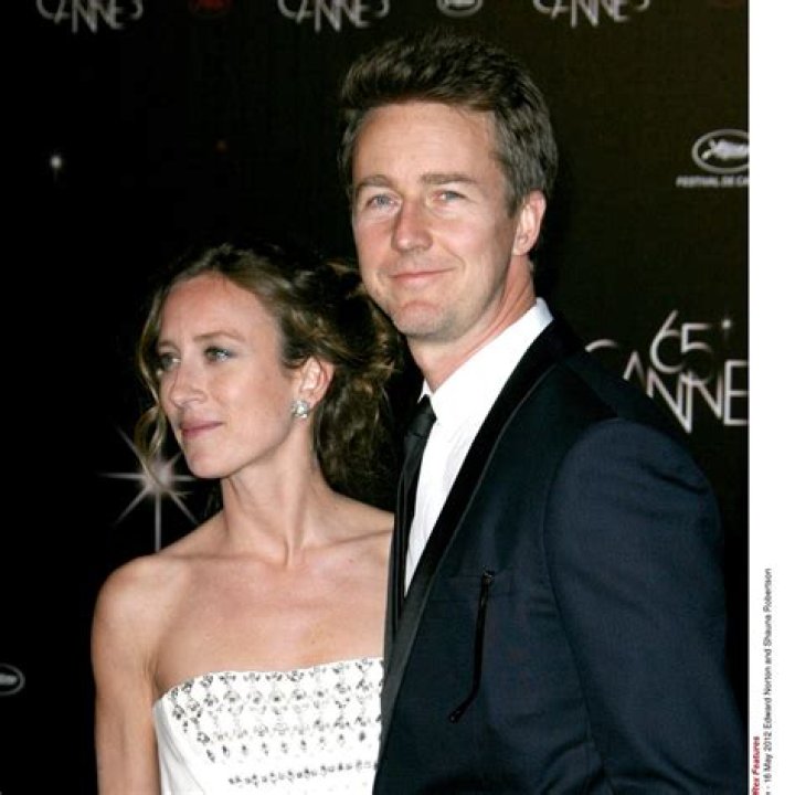 Who is Shauna Robertson Dating Now?