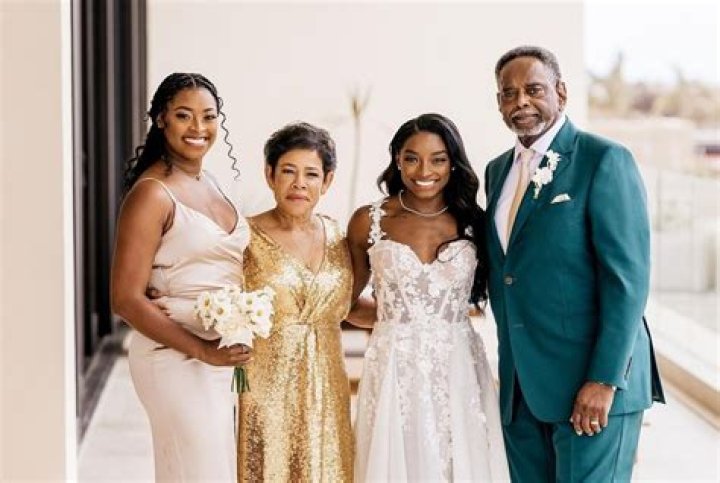 Who is Simone De La Rue Dating Now