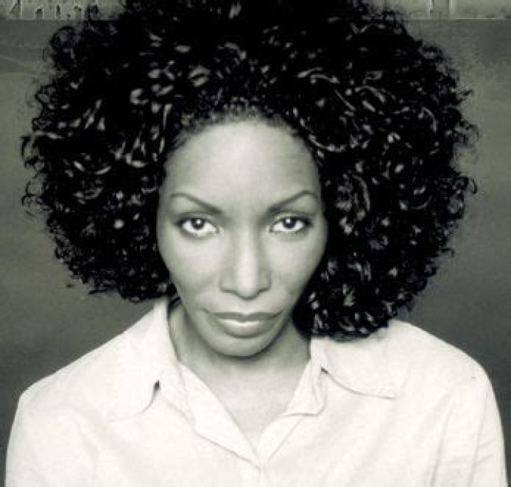 Who is Stephanie Mills Dating Now