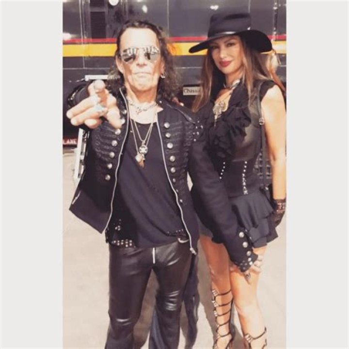 Who is Stephen Pearcy Dating Now
