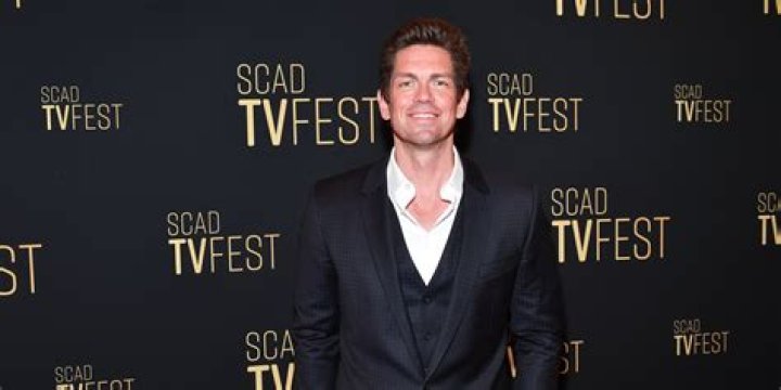 Who is Steve Howey Dating Now